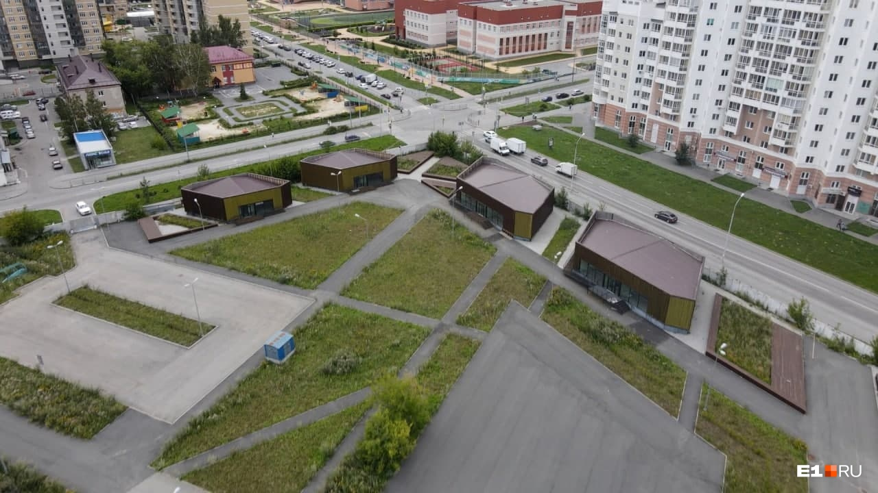 Летом территория выглядит ухоженной Летом территория выглядит ухоженной