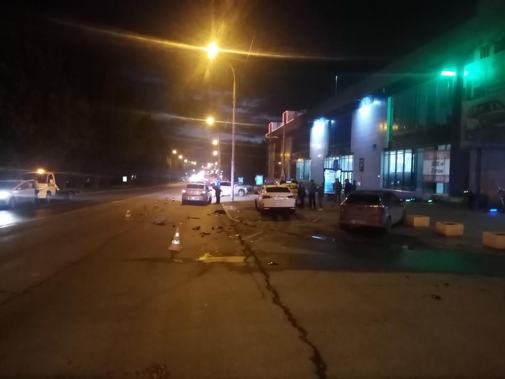 В Екатеринбурге машину такси после столкновения с Hyundai отбросило на пешехода. Мужчина скончался в больнице