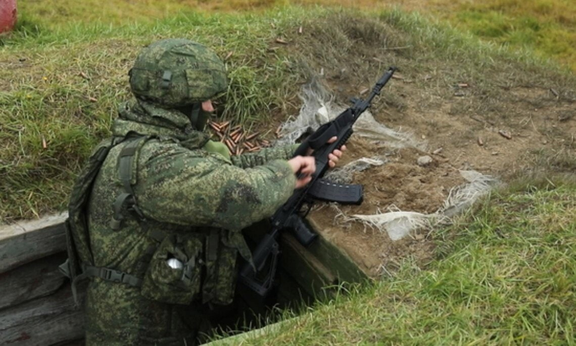На стрельбах учили пользоваться автоматами АК-12 и пулеметами Калашникова На стрельбах учили пользоваться автоматами АК-12 и пулеметами Калашникова