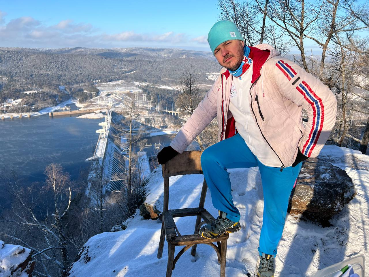 Организатор походов Дмитрий Мотора уже поставил стульчик для желающих полюбоваться видом