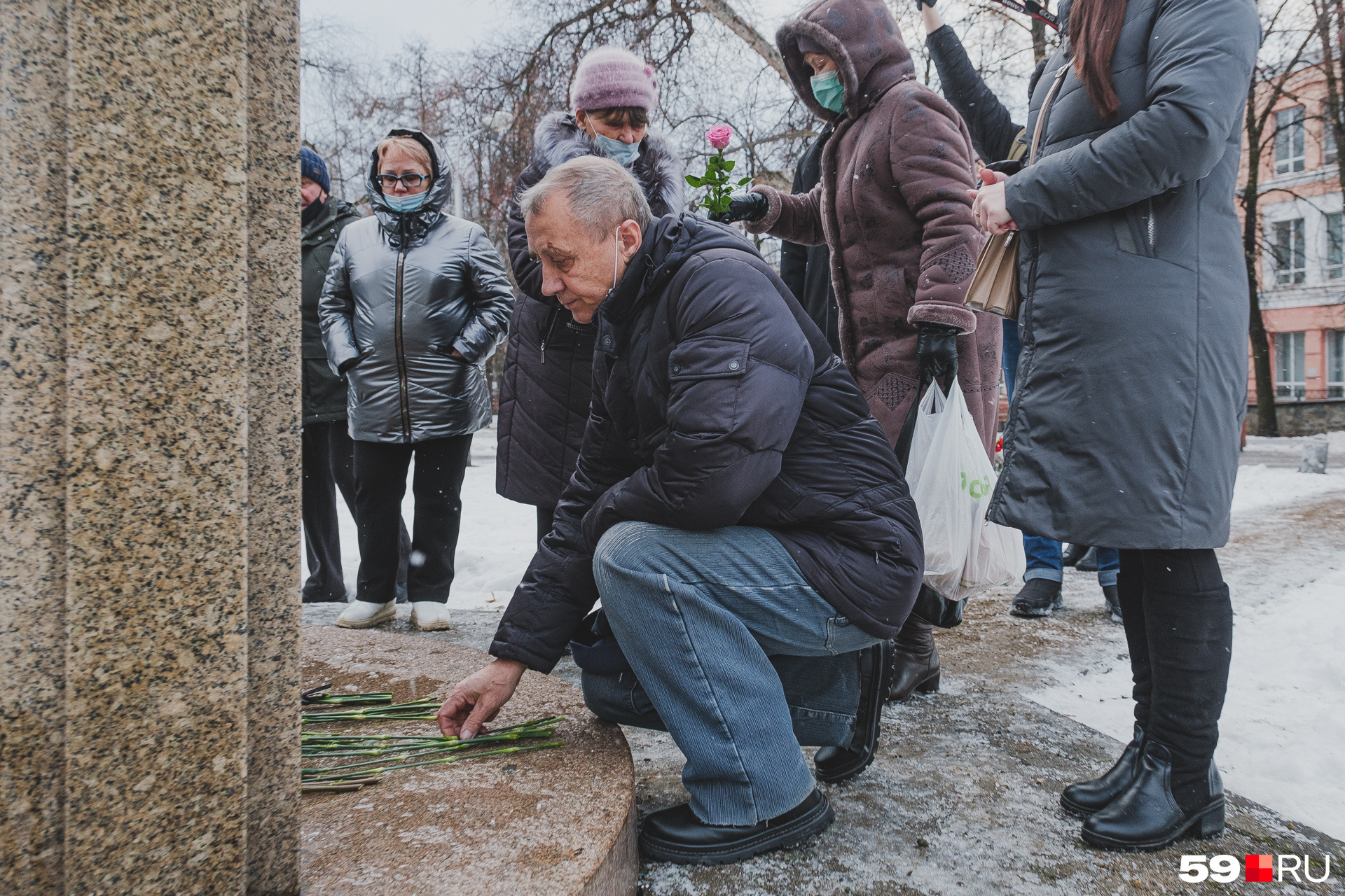 Отец погибшей Ольги Чернявиной перед памятником опустился на колени