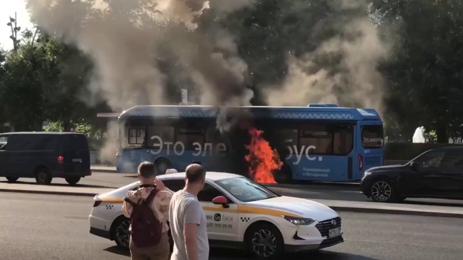 В москве в августе 2022 годах. Электробус пожар. Сгорел электробус в Москве сегодня.