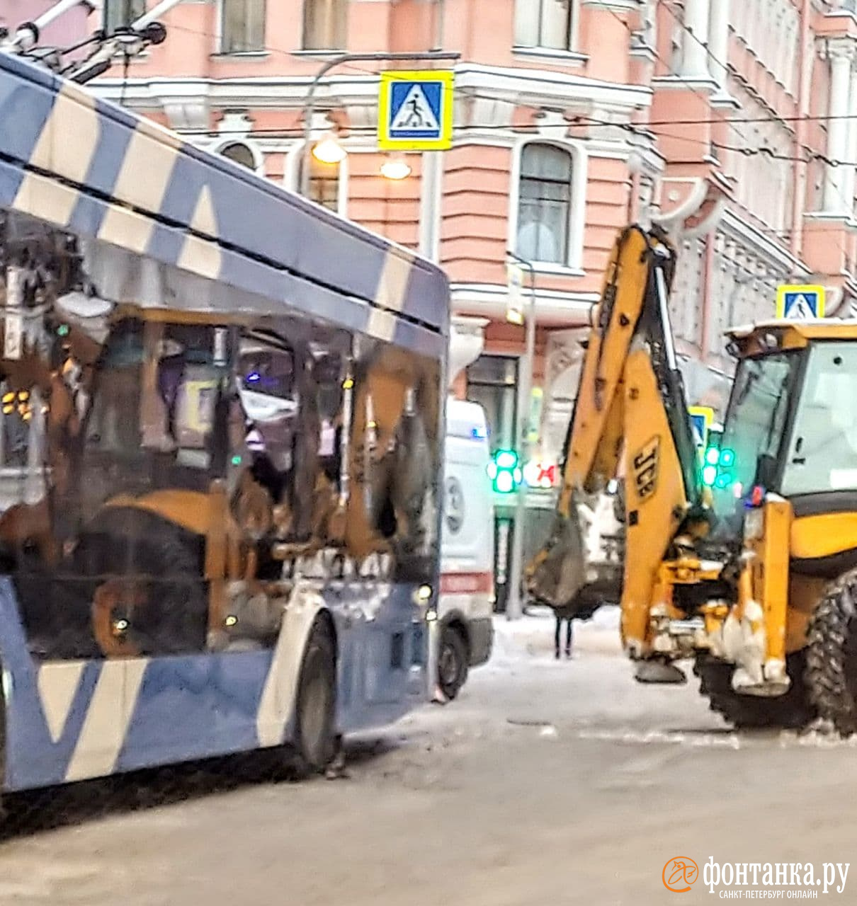 Снегоуборочный трактор врезался в троллейбус на Мытнинской, есть пострадавший