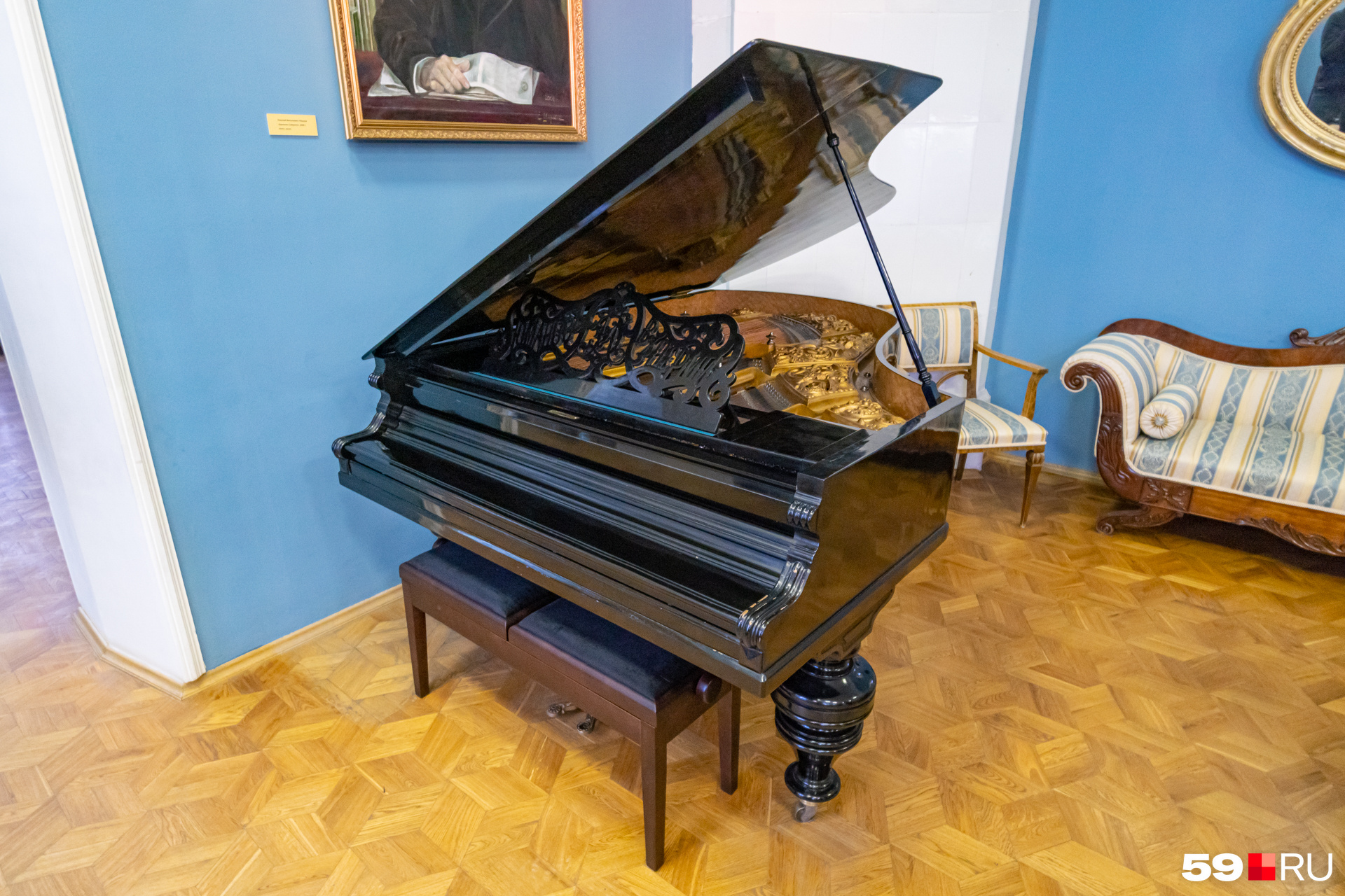 Роялю фабрики Дмитрия Юманова выделено особое место в гостиной Дома Мешкова
