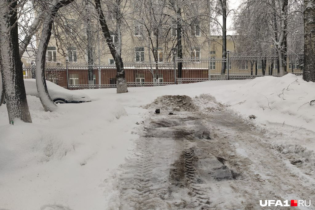 Припаркованные автомобили мешают вычистить со двора весь снег