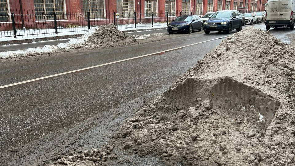 «Свинство, а не уборка». Москвичи пожаловались на грязные улицы и тротуары в снежной каше