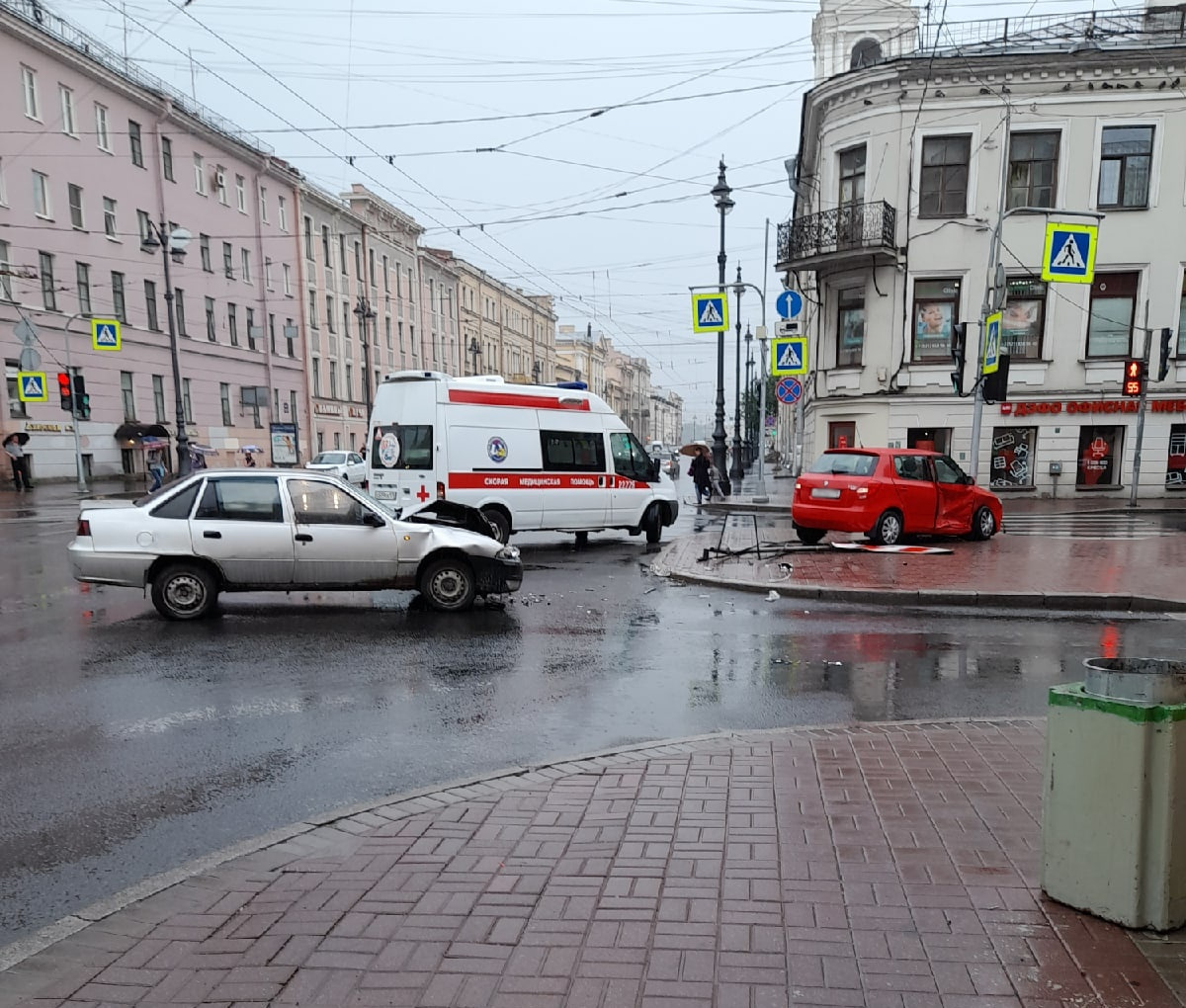 ДТП со знаком и забором на Васильевском острове и проспекте Испытателей в  Петербурге 5 июля 2022, фото, видео - 5 июля 2022 - ФОНТАНКА.ру