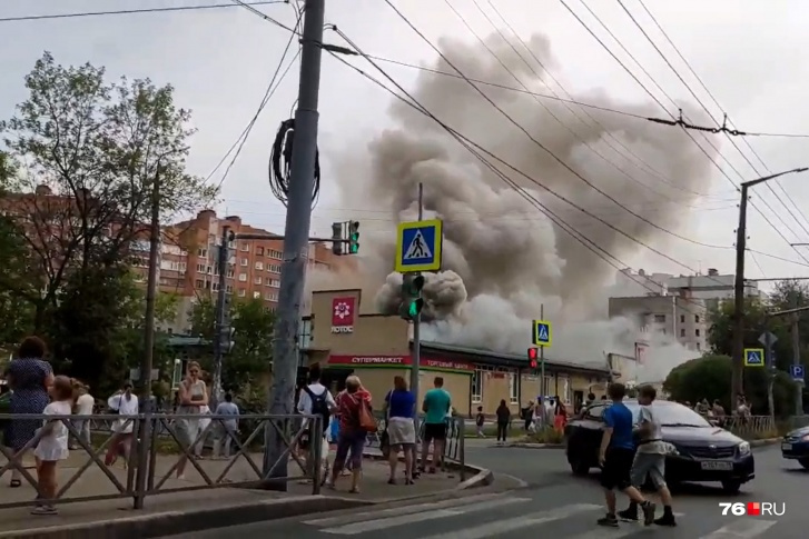 Клубы дыма валили из здания Клубы дыма валили из здания