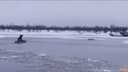Полицейские вытащили рыбака, который провел около часа в ледяной воде Оби: видео спасения