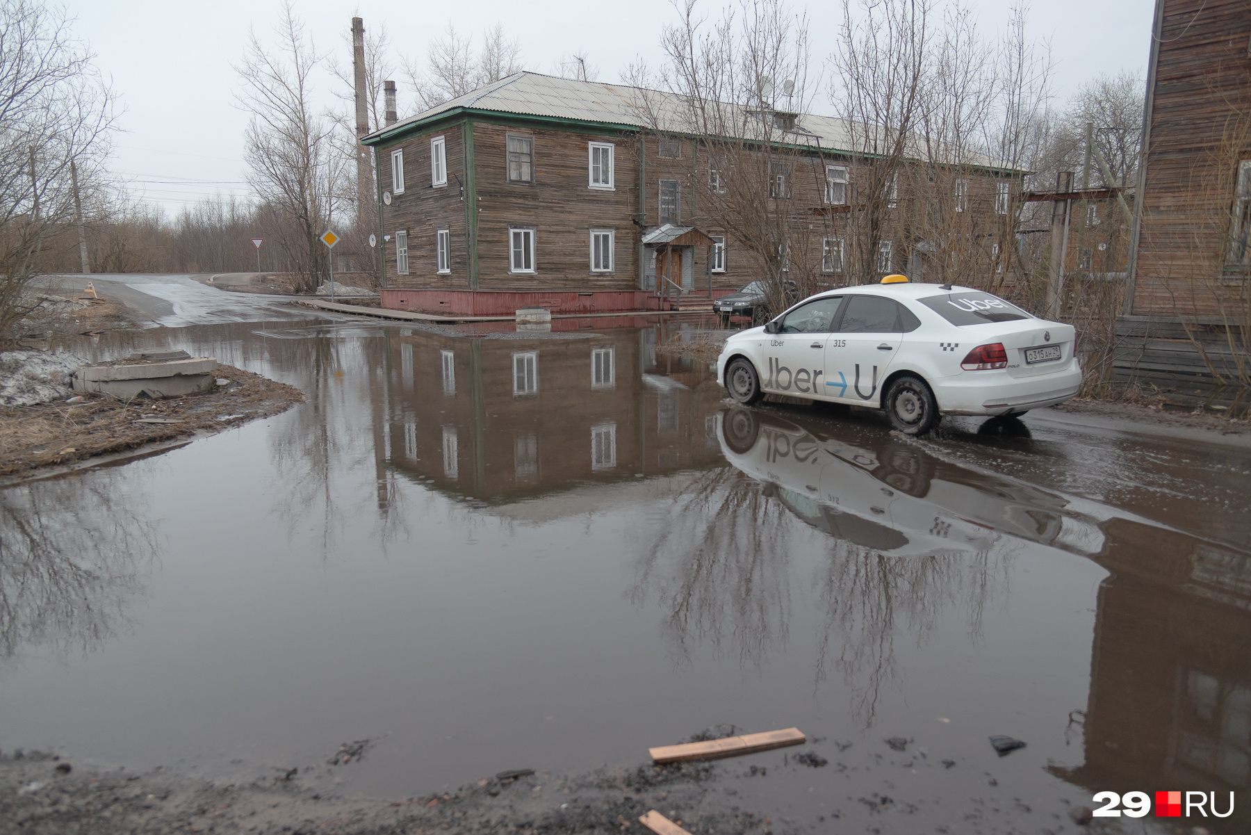 В основном в поселке затопило дворы, но и автодороги местами тоже в лужах В основном в поселке затопило дворы, но и автодороги местами тоже в лужах