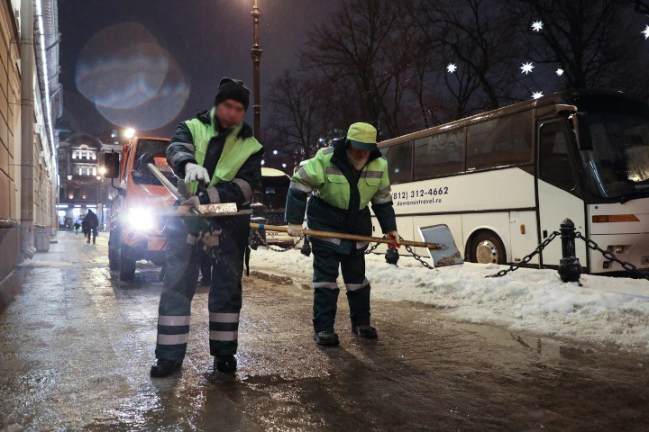 Ледяной дождь заставил петербургских дорожников сыпать в 2–3 раза больше соли