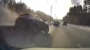 Девушка на Lexus RX хотела обогнать «тошнилу» в левом ряду, но на скорости за 100 км/ч врезалась в бетон — видео обгона