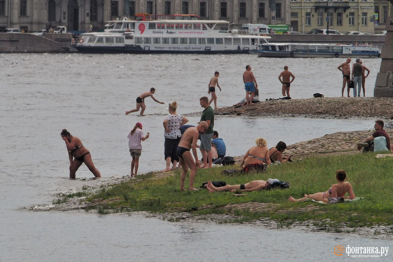 Погода спб сегодня 2024. Жара в Петербурге 2022. Пляж Санкт-Петербург. Жара в городе. Жарко в СПБ.