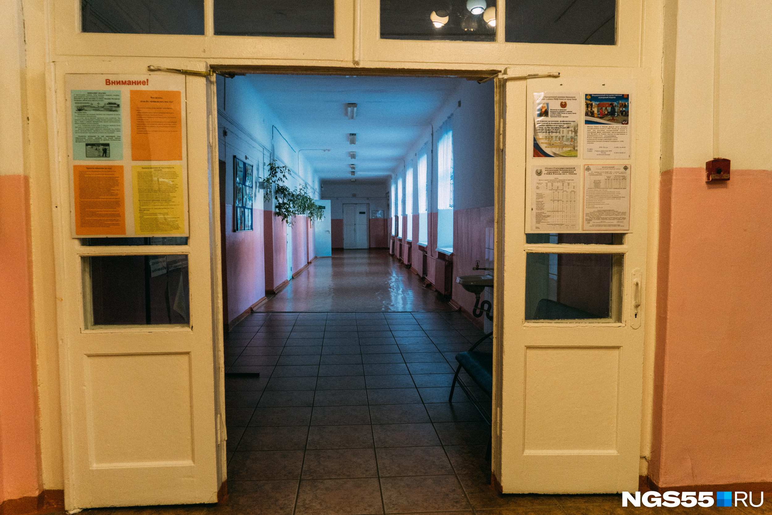 «Ребята смотрели и снимали на телефоны»: восьмиклассник попал в больницу после драки возле школы под Новосибирском