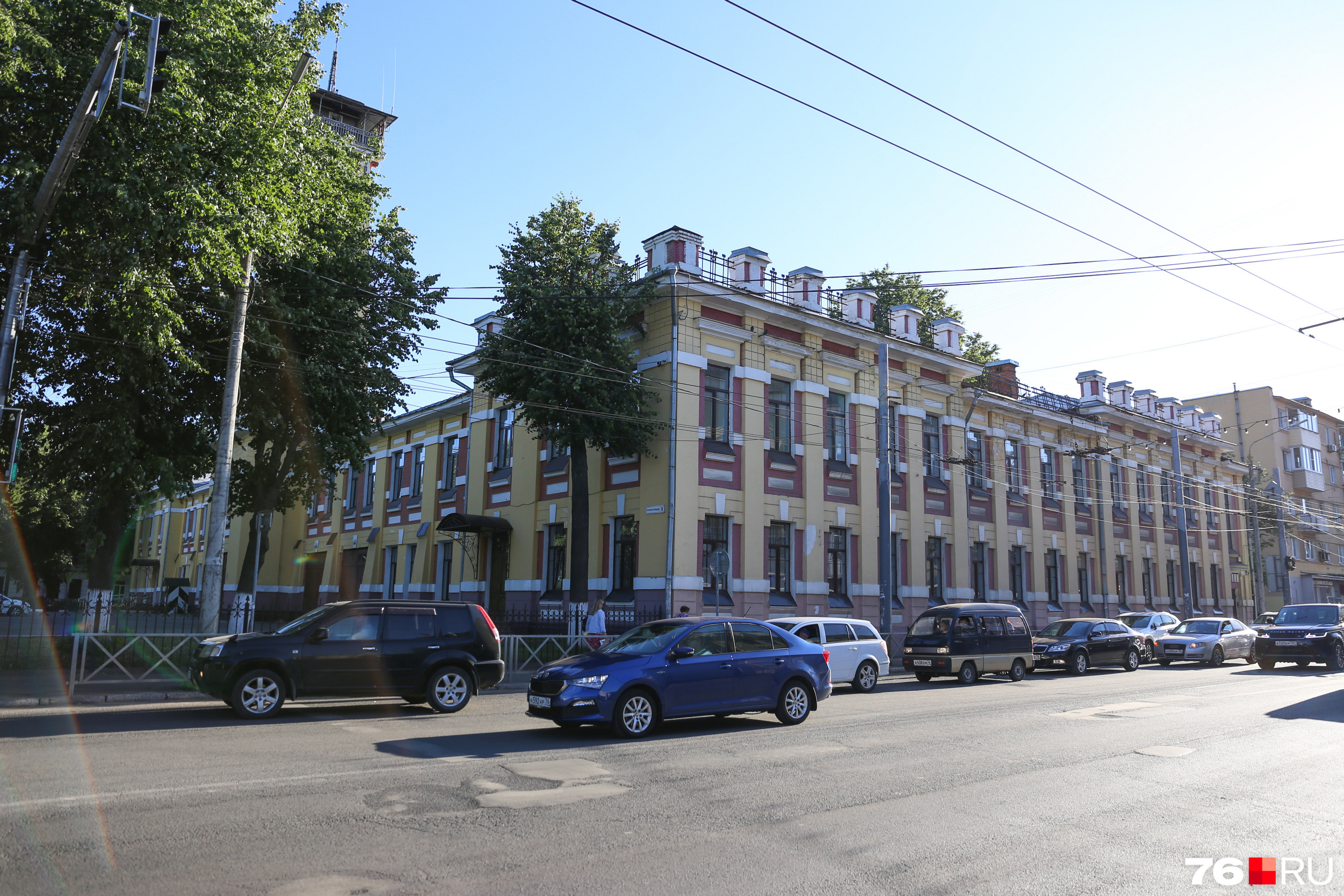 Второе яркое здание в начале улицы — пожарная часть с каланчой, возвышающейся над Красной площадью Второе яркое здание в начале улицы — пожарная часть с каланчой, возвышающейся над Красной площадью