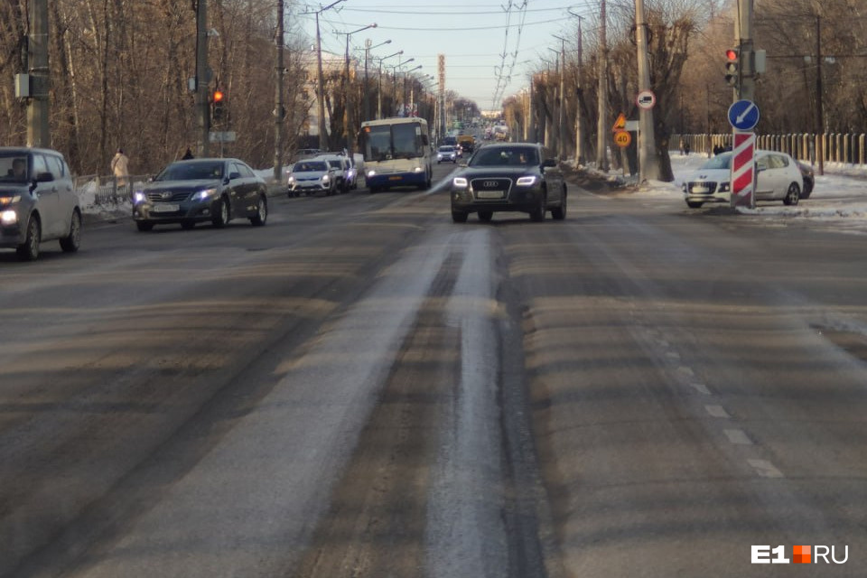 В Екатеринбурге водители ездят по адским колеям. Решить проблему быстро невозможно