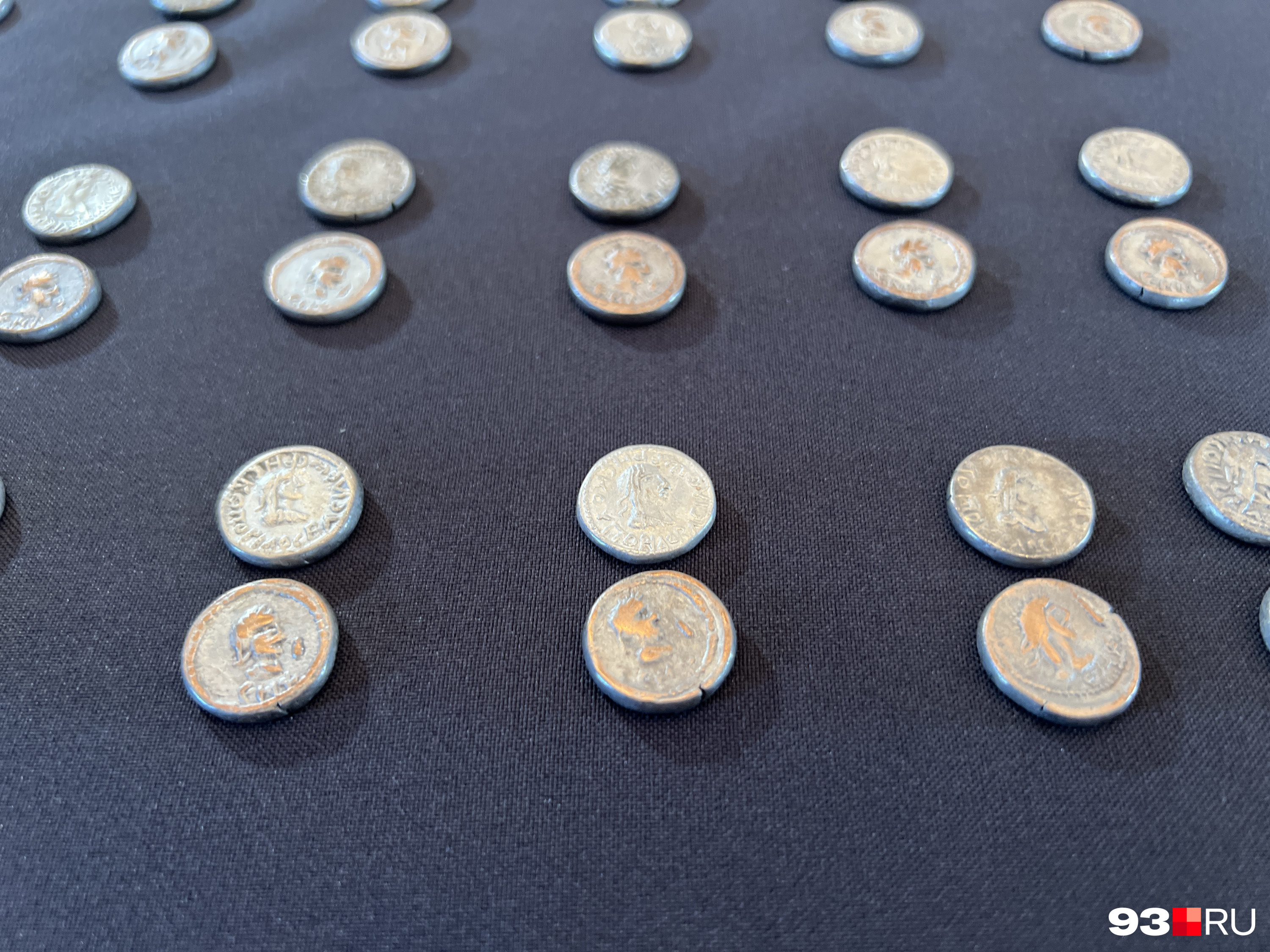 3596 серебряных монет IV века до н. э. нашли в амфоре недалеко от научного центра; из-за повышающейся инфляции серебро уходило в клады, а на его место приходила медь