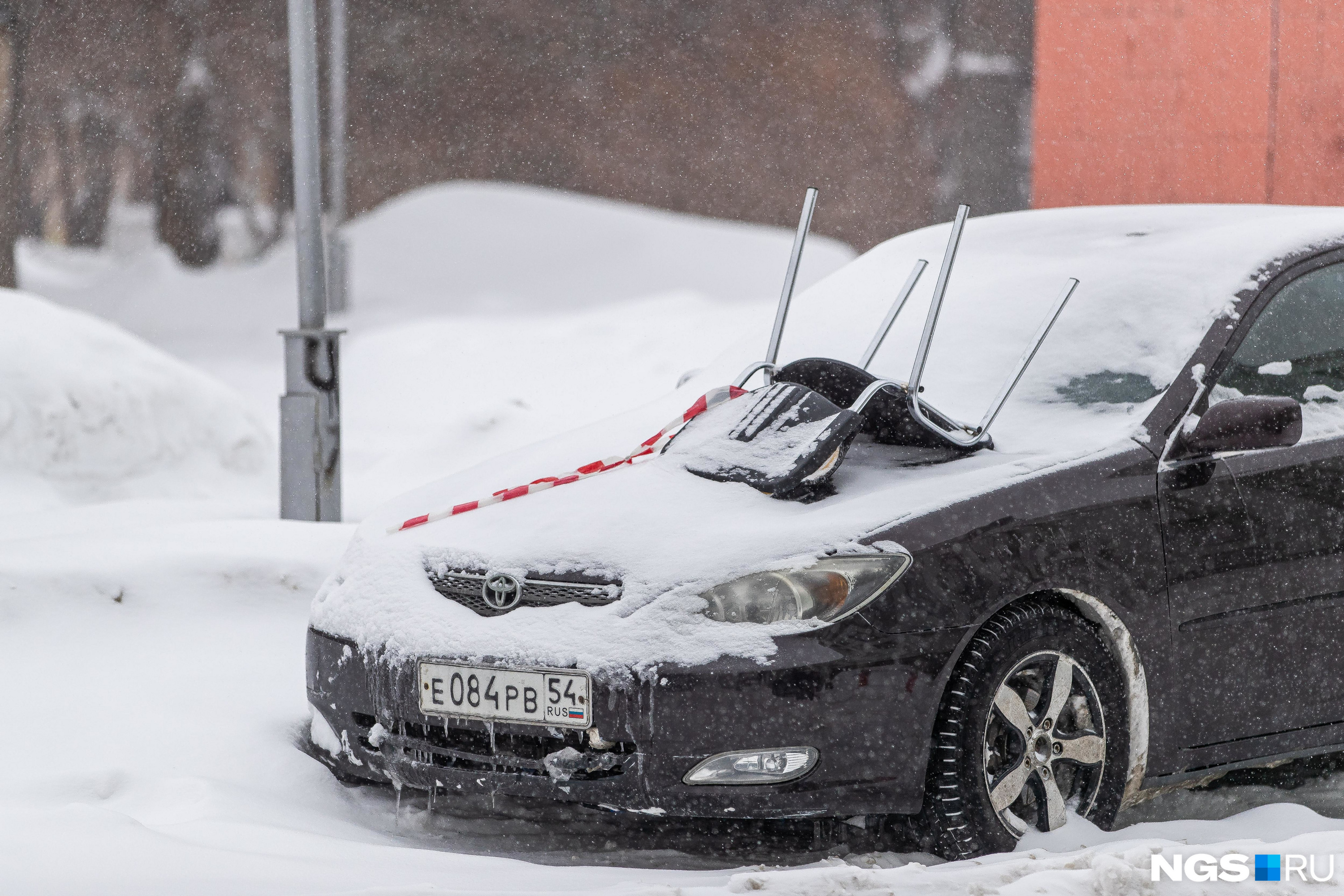 В Новосибирске второй день идет снег. Смотрим, как город справляется с заметенными улицами — 10 фото