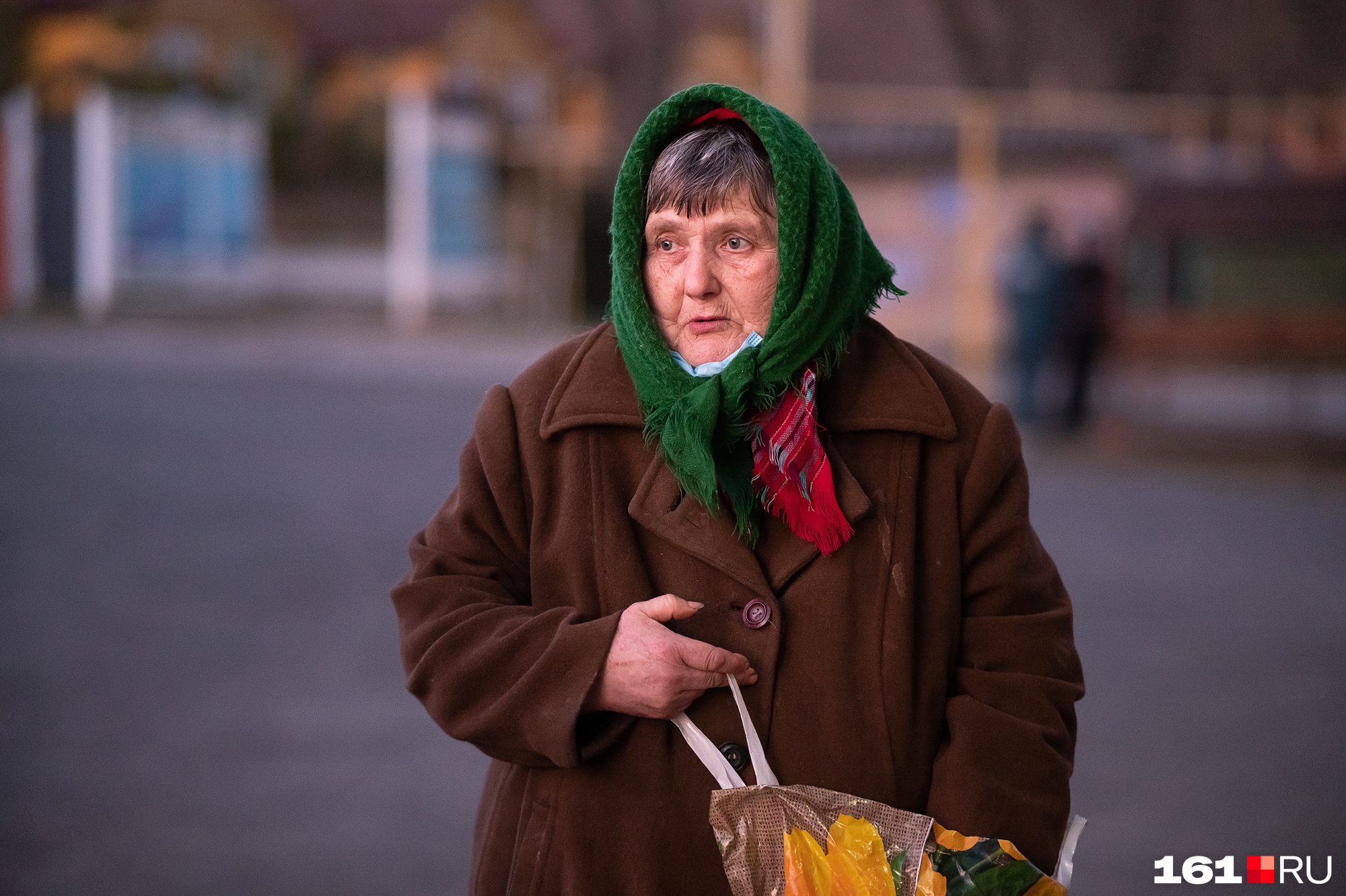Вера Голубко не выпускает пакет из рук Вера Голубко не выпускает пакет из рук