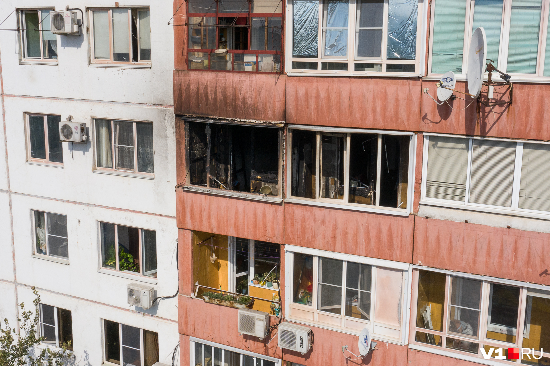 Огонь с горящего рынка перебросился на квартиры соседнего дома
