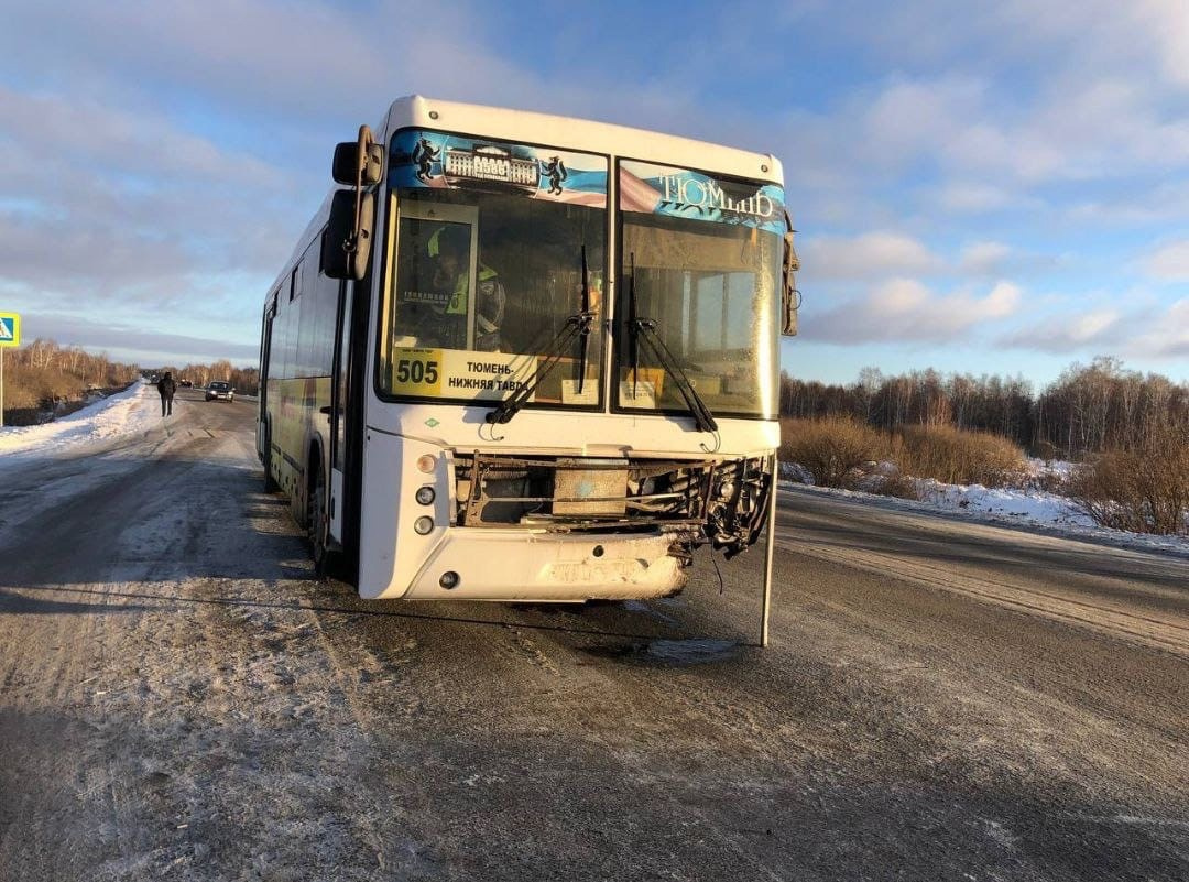 Автобус получил повреждения. Его водитель и пассажиры не пострадали
