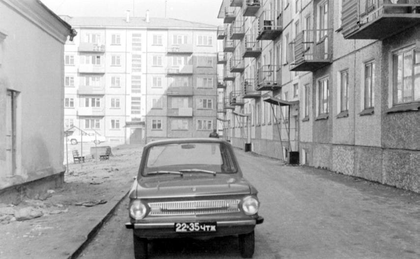 «Запорожец» во дворе дома на Богомягкова, 75. 1971 год. Виден край дома Ловцовой. Фото взято из группы «Чита — фото из прошлого» во «ВКонтакте» «Запорожец» во дворе дома на Богомягкова, 75. 1971 год. Виден край дома Ловцовой. Фото взято из группы «Чита — фото из прошлого» во «ВКонтакте»