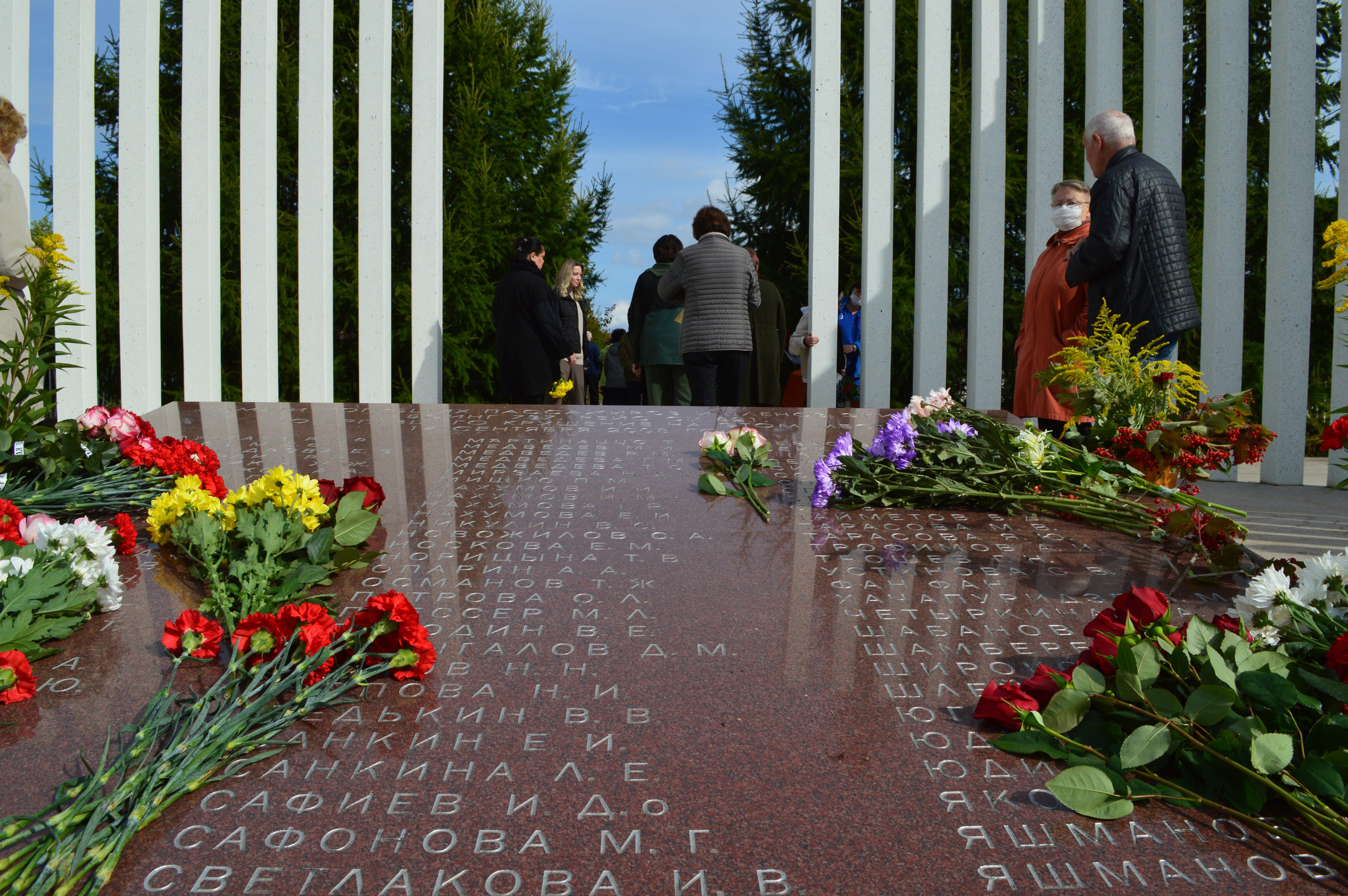 На гранитной плите высечены имена погибших