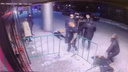 «Лицо было в крови». В Екатеринбурге банда отморозков избила людей перед баром. Видео