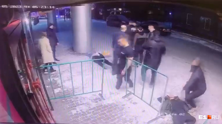 «Лицо было в крови». В Екатеринбурге банда отморозков избила людей перед баром. Видео