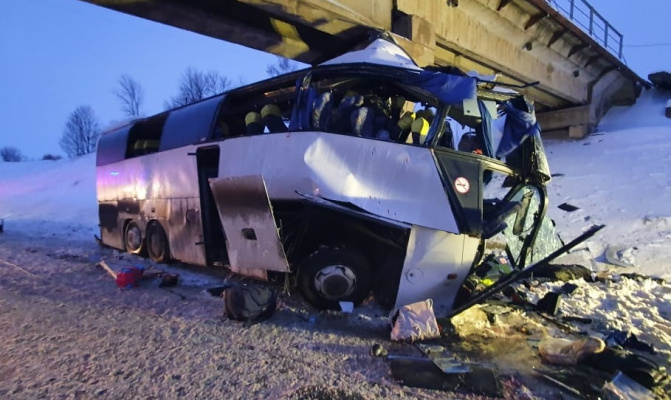 Автобус врезался в опору железнодорожного моста