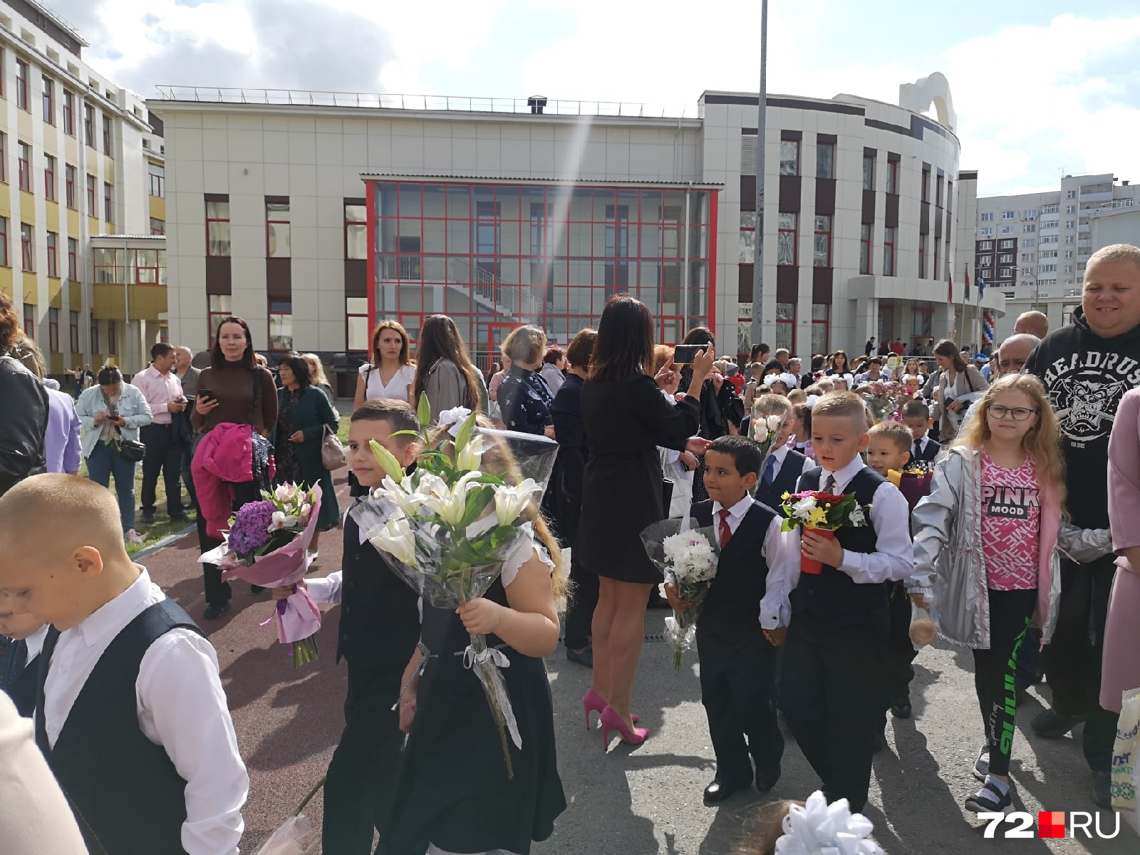 Посмотрите, какие букеты несут своей учительнице дети. Кажется, многие послушали советы флористов и отдали предпочтение монокомпозициям Посмотрите, какие букеты несут своей учительнице дети. Кажется, многие послушали советы флористов и отдали предпочтение монокомпозициям