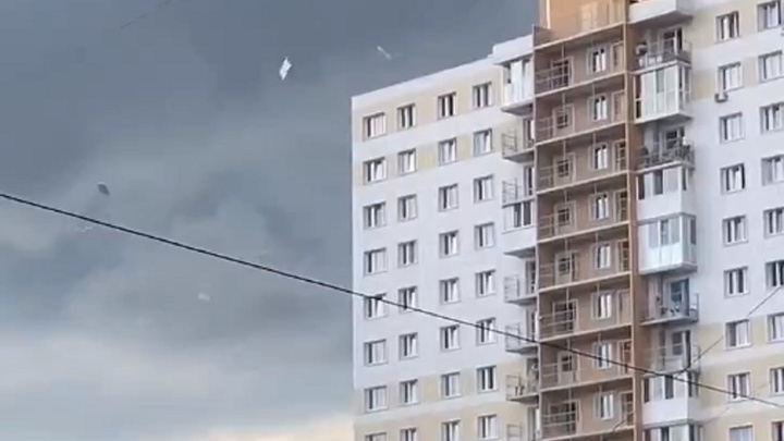 Унесло стройматериалы и сдуло плитку с фасада. Жители Березников жалуются на последствия урагана