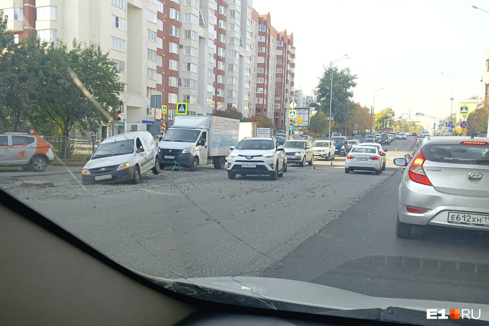 Мэрия Екатеринбурга решила наказать дорожников, из-за которых автомобили провалились в люк