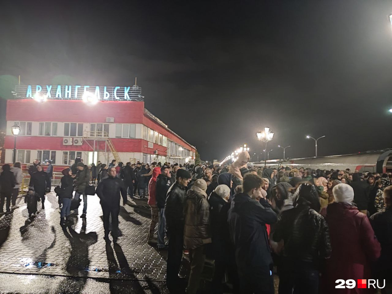 Люди провожают своих близких на спецоперацию Люди провожают своих близких на спецоперацию