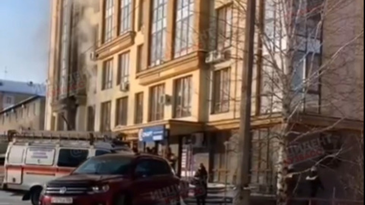 В Кемерове произошел серьезный пожар в многоэтажке: комментарий МЧС