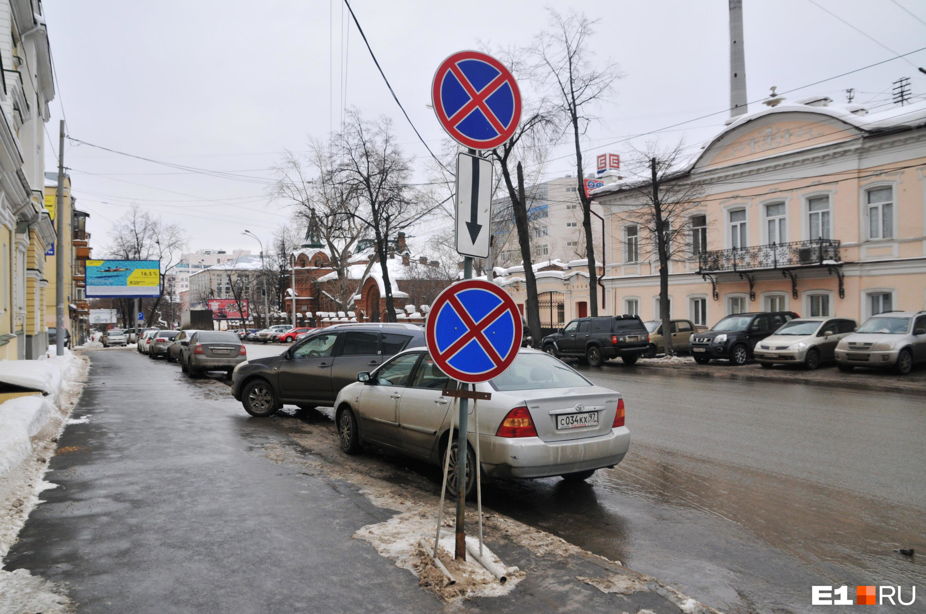 В Екатеринбурге запретят парковку на одной из центральных улиц. Публикуем карту