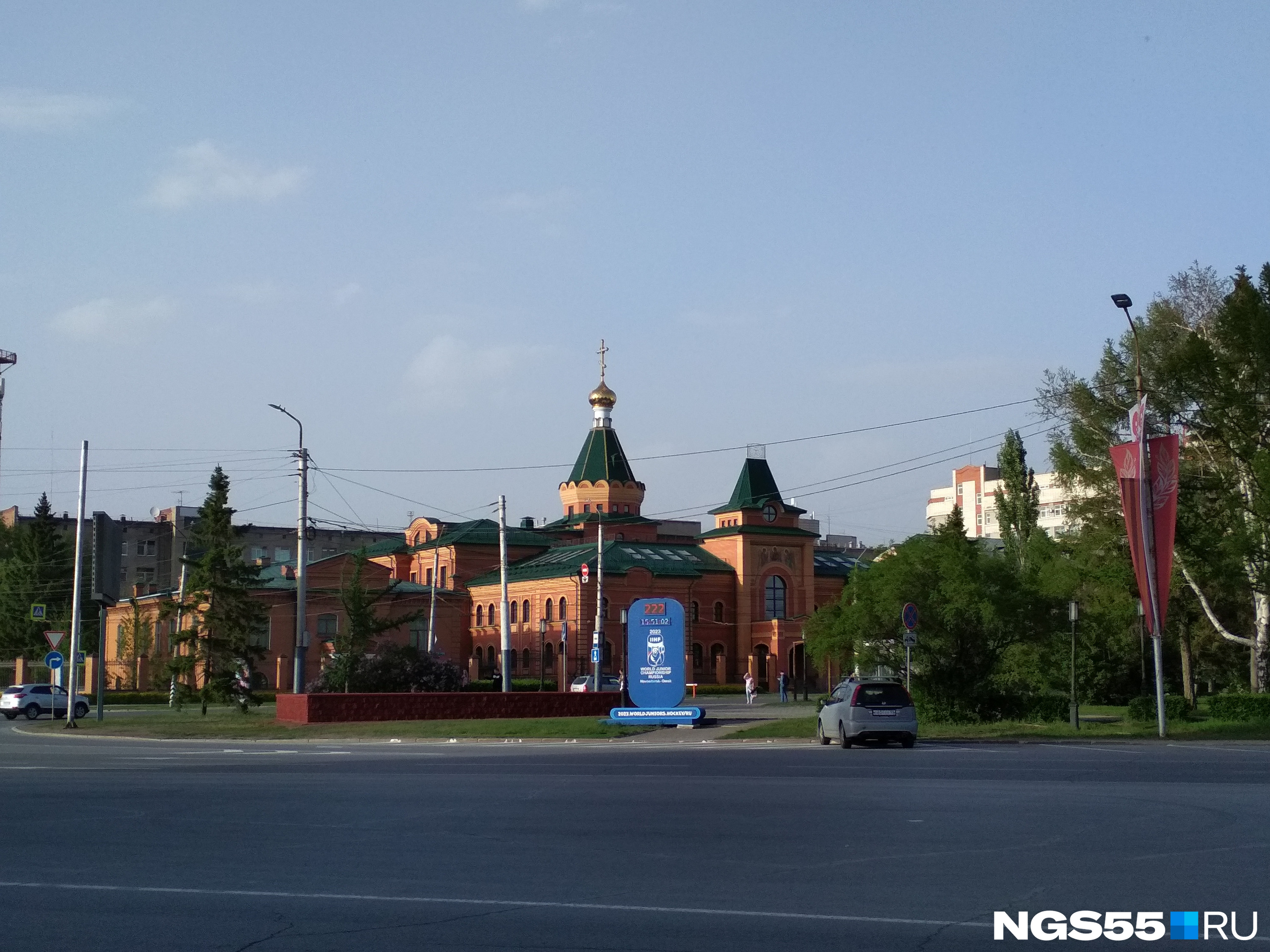 Часы стояли рядом с подземным переходом на Соборной площади Часы стояли рядом с подземным переходом на Соборной площади