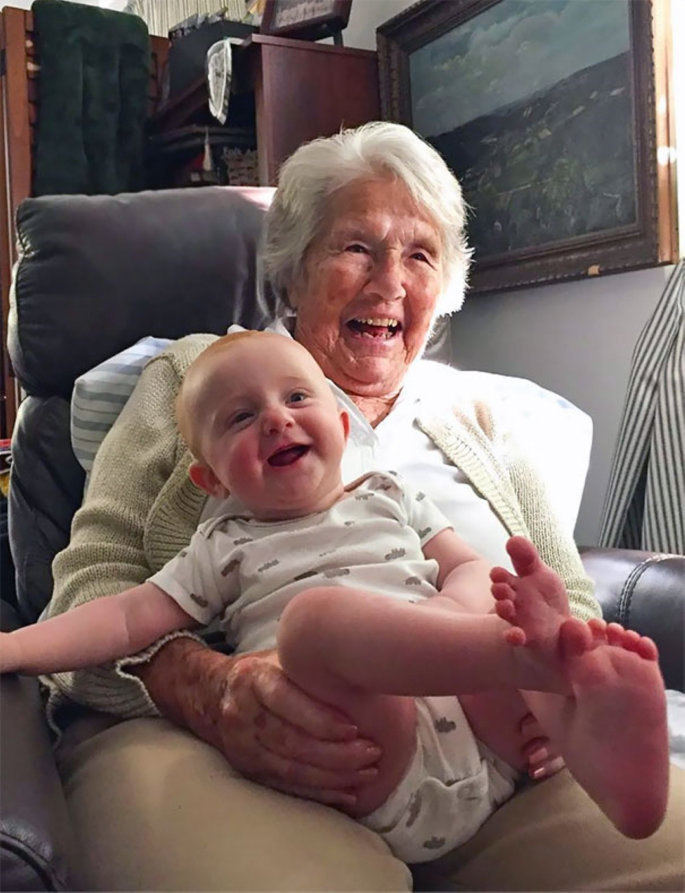 Бабушка с маленьким внуком