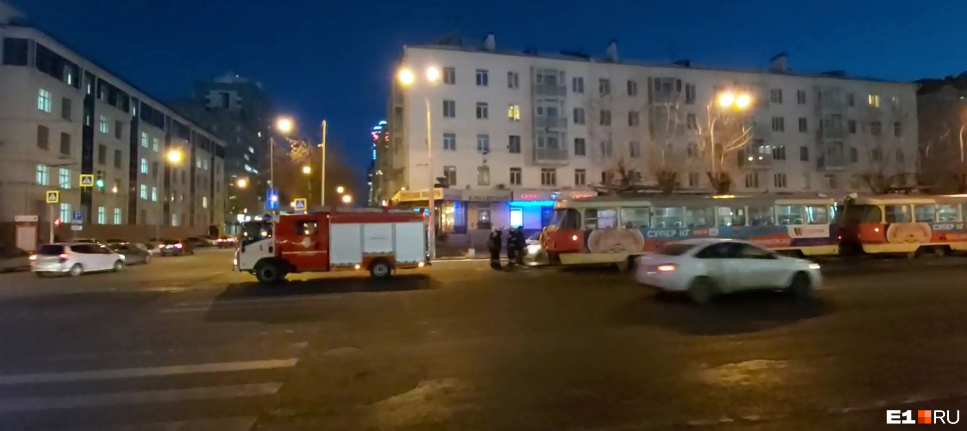 В центре Екатеринбурга пожарные и полиция перекрыли дорогу трамваям