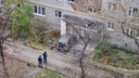«Лежит так с самого утра». В Екатеринбурге на козырьке дома обнаружили тело мужчины