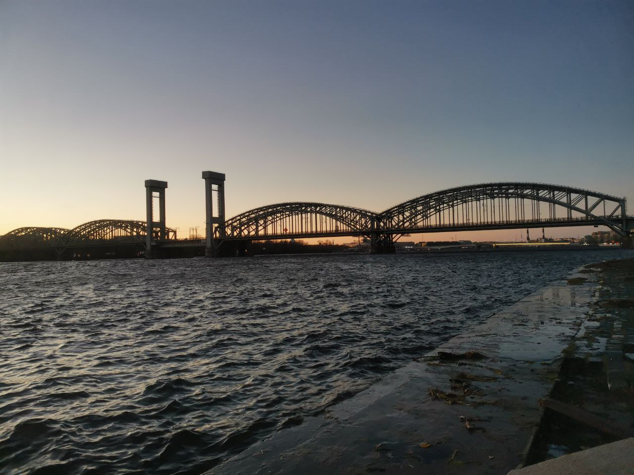 У Финляндского железнодорожного моста воды по кромочку