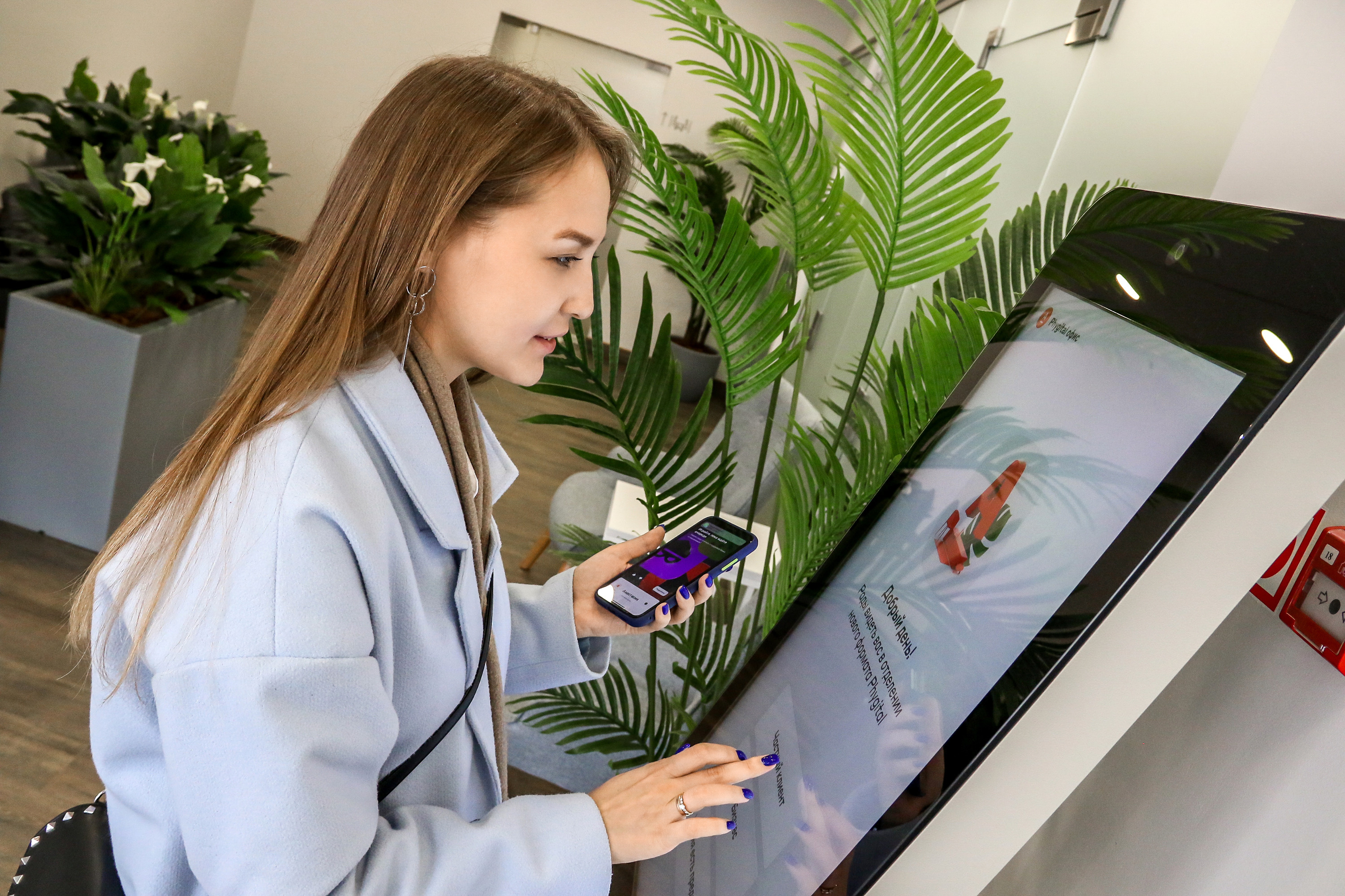 Терминал с Face ID с умной камерой регистрирует клиента в очереди Терминал с Face ID с умной камерой регистрирует клиента в очереди