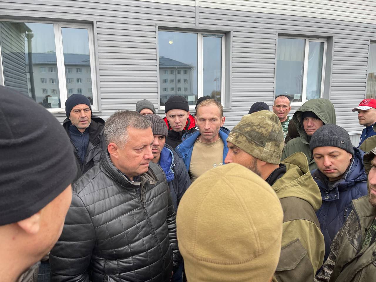 Кобзев проверил, как разместили мобилизованных из Приангарья в Кемеровской области