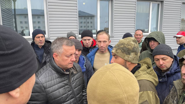«Попробовал, чем кормят ребят»: Кобзев показал, как разместили мобилизованных из Приангарья в Кемеровской области