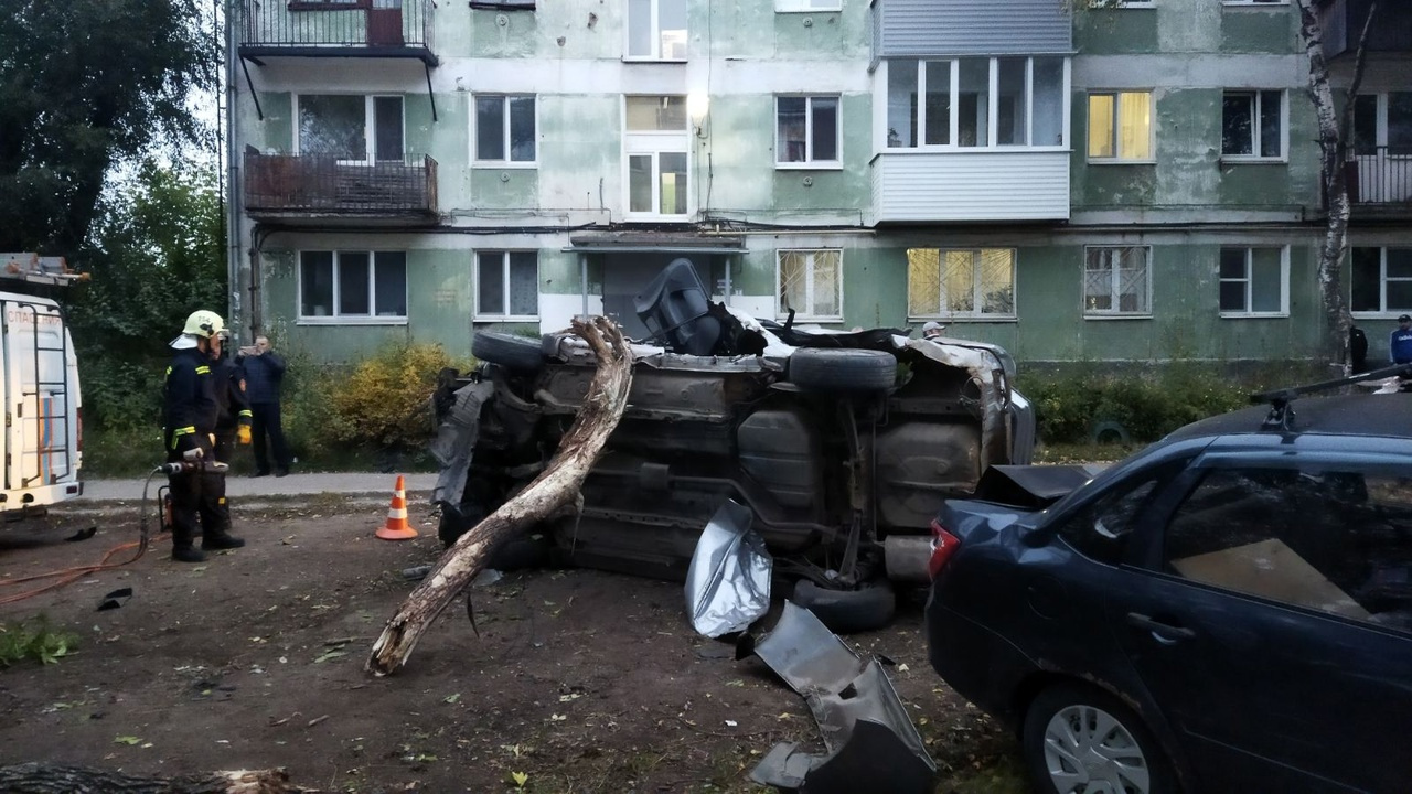 Иномарка перевернулась несколько раз и упала на бок. В кадре видно ту самую ветку, которая ударила машину Иномарка перевернулась несколько раз и упала на бок. В кадре видно ту самую ветку, которая ударила машину