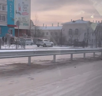 Отбойник начали устанавливать между полосами на Горького в Чите