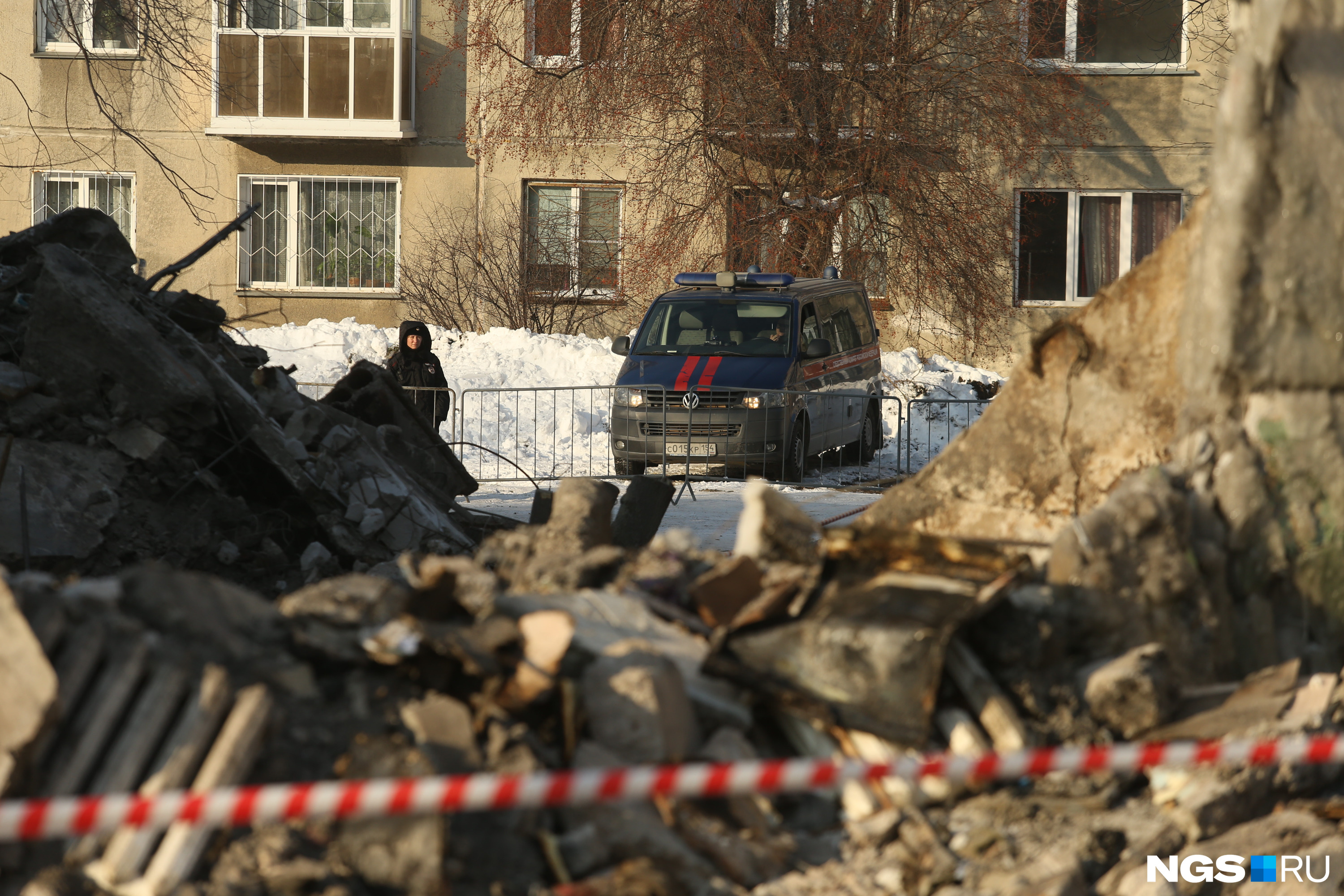 На месте работают следователи и криминалисты, <a href="https://ngs.ru/text/criminal/2023/02/11/72052352/" class="_" target="_blank">в том числе из Москвы</a>