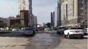 Из-за теплоиспытаний в центре Новосибирска на дороге забил фонтан