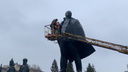 Памятник Ленину помыли с помощью мойки высокого давления в Новосибирске — видео