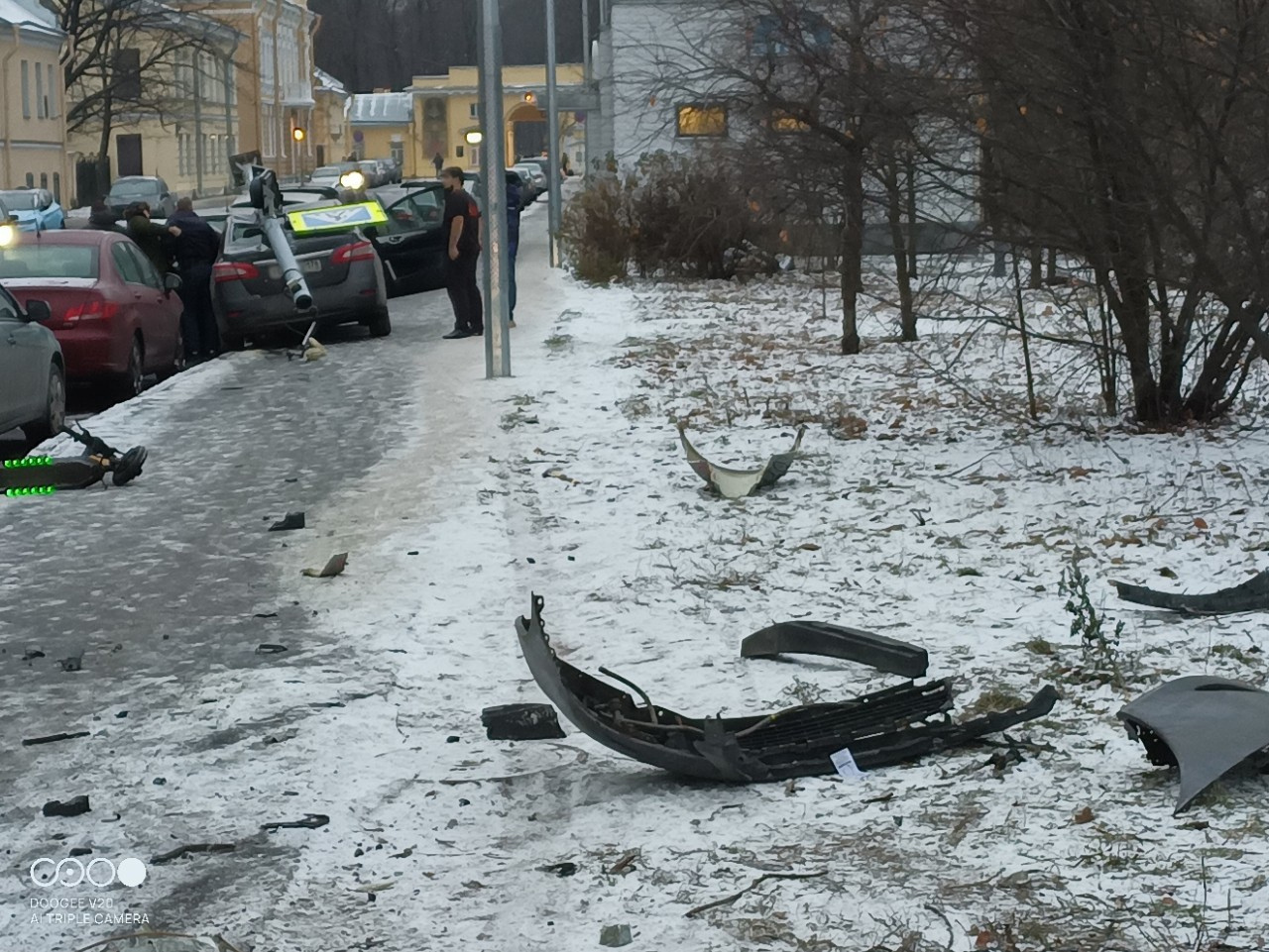 Автомобиль вылетел на тротуар на Камской и раскидал самокат, столб и бампер